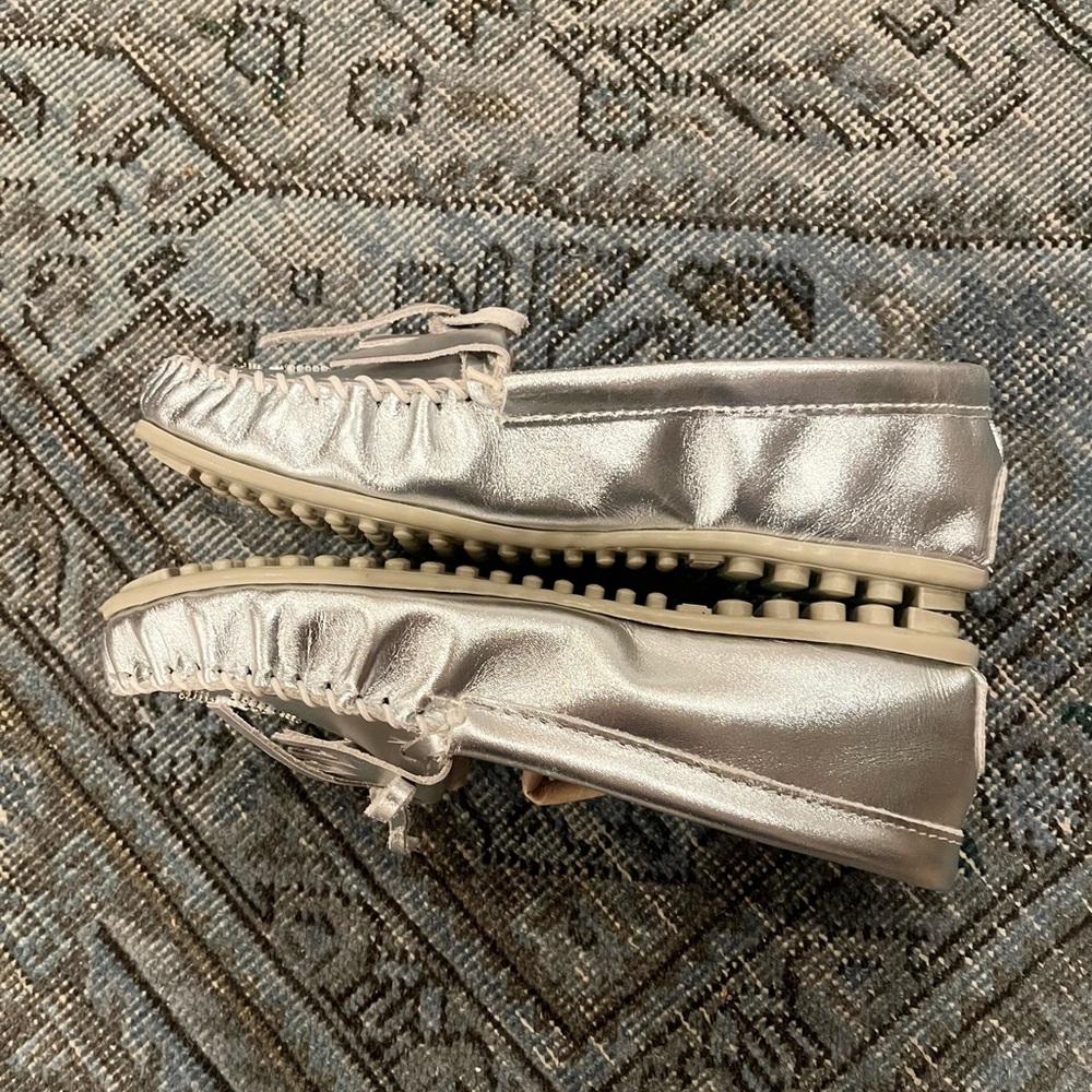 NEW Minnetonka Thunderbird Animikii Metallic Silver Moccasins, Size 9 Silver - Picture 4 of 8